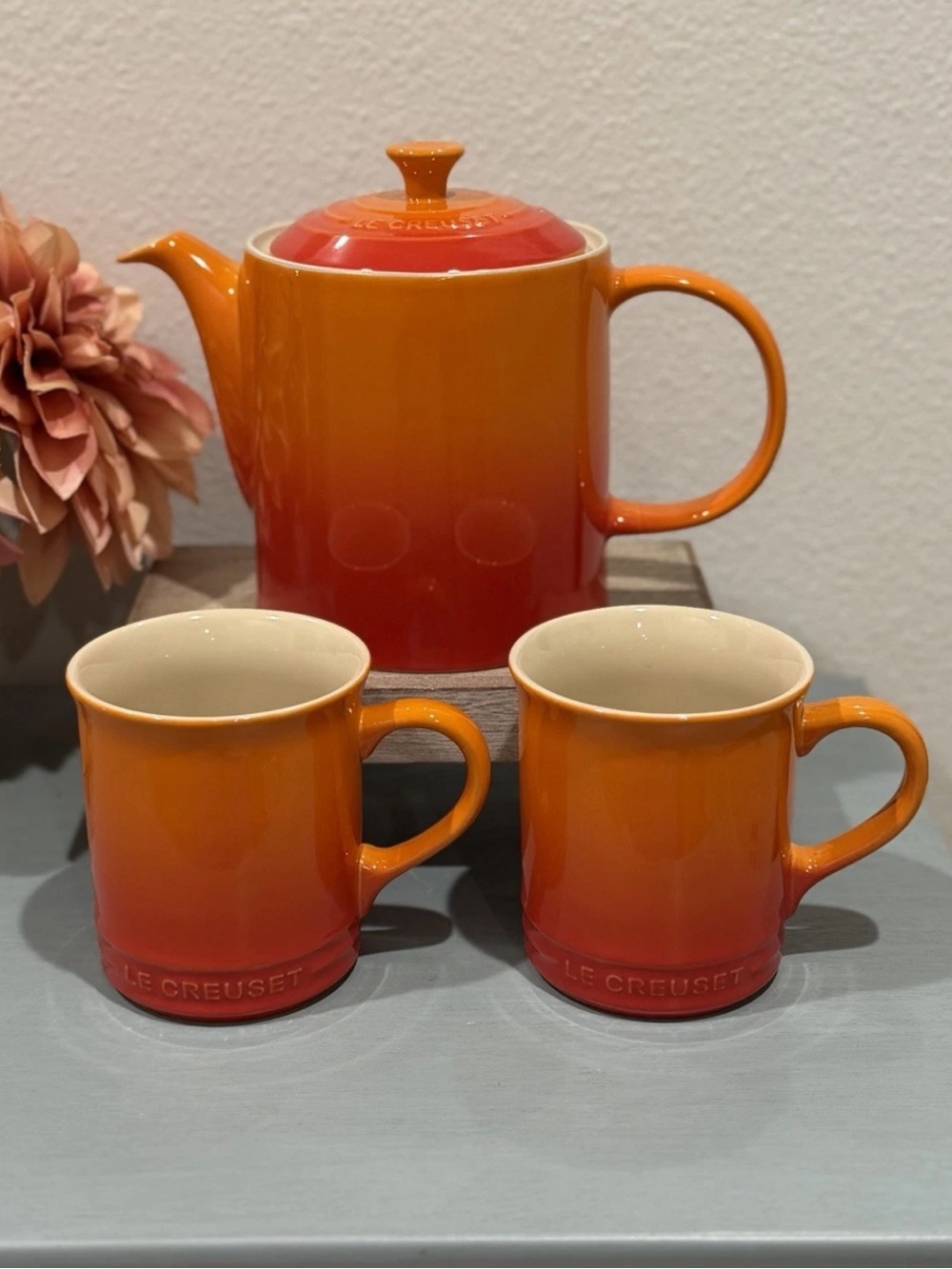 Le Creuset Stoneware Grand Teapot
Flame 1.3L & 2 400ML Vancouver Coffee
Mugs